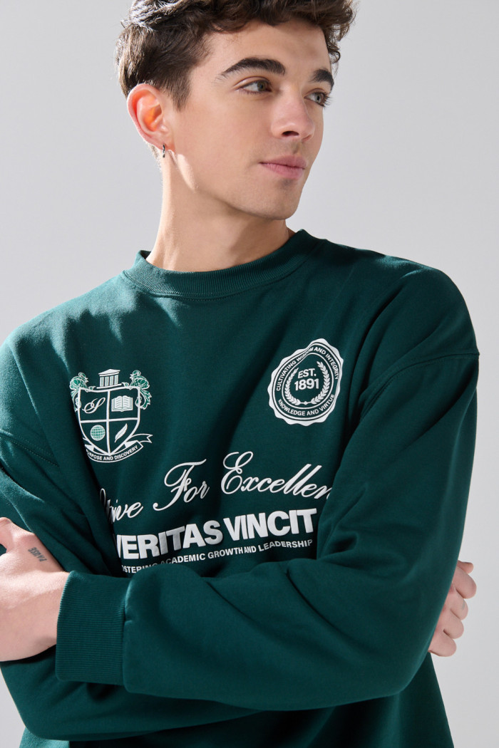 Buzo oversize cuello redondo verde oscuro con arte college
