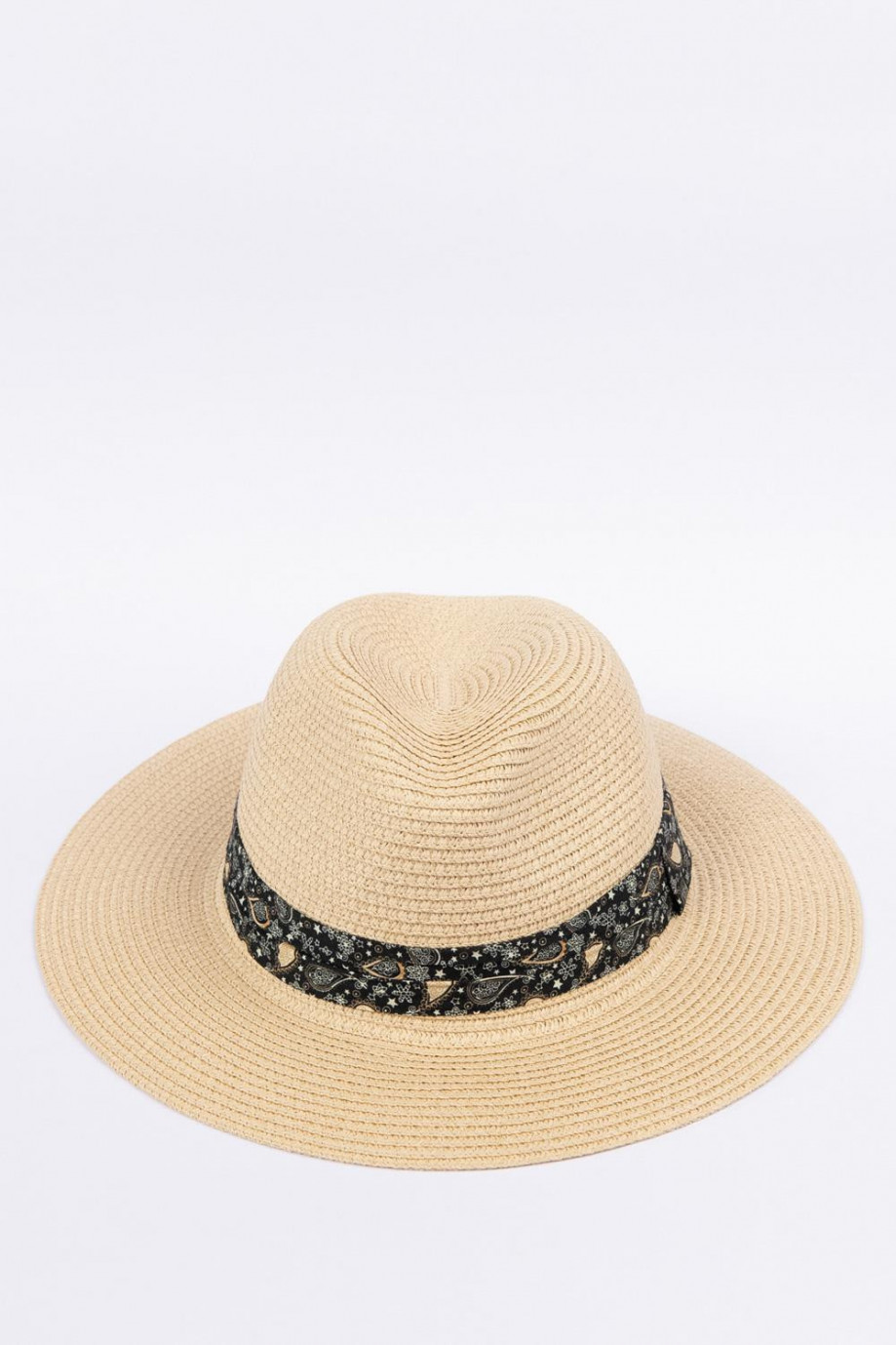 Sombrero tejido kaky claro con cinta negra decorativa