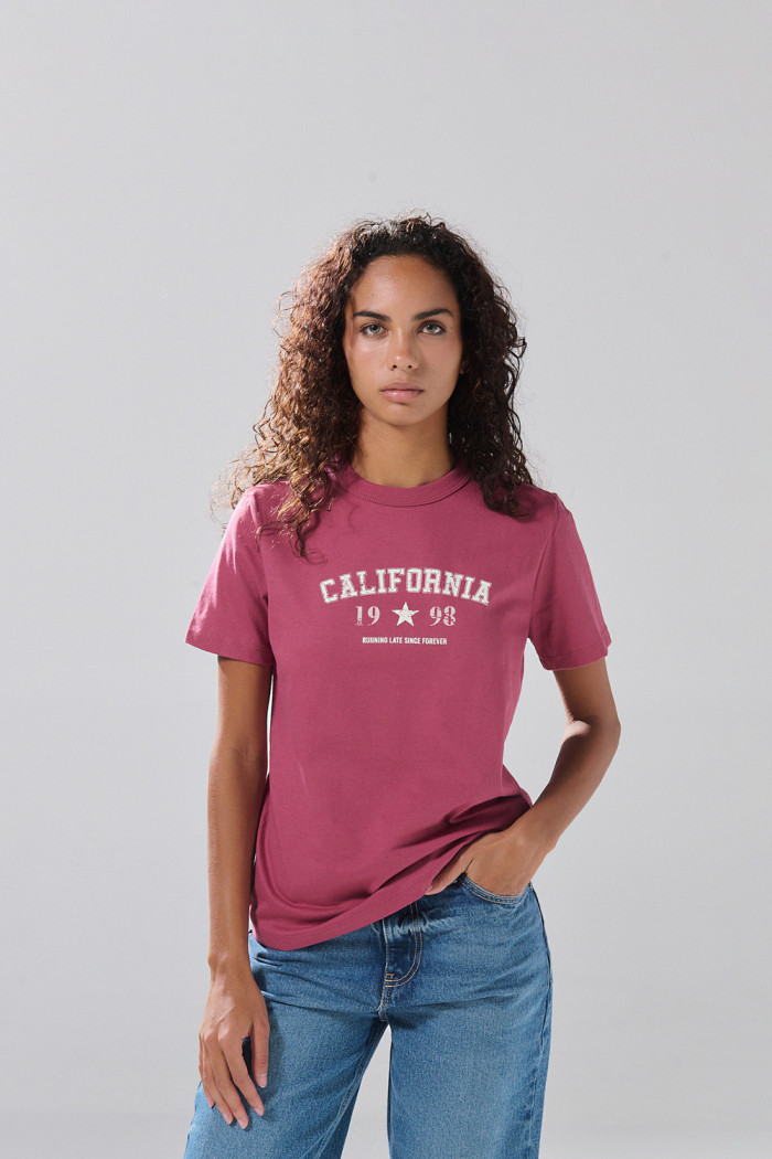 Camiseta manga corta rosada oscura con estampado college
