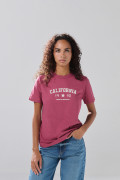 Camiseta manga corta rosada oscura con estampado college
