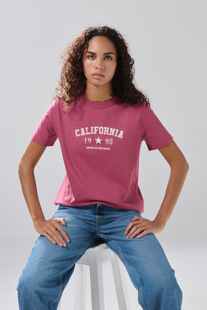Camiseta manga corta rosada oscura con estampado college
