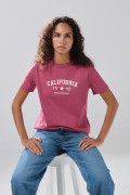 Camiseta manga corta rosada oscura con estampado college
