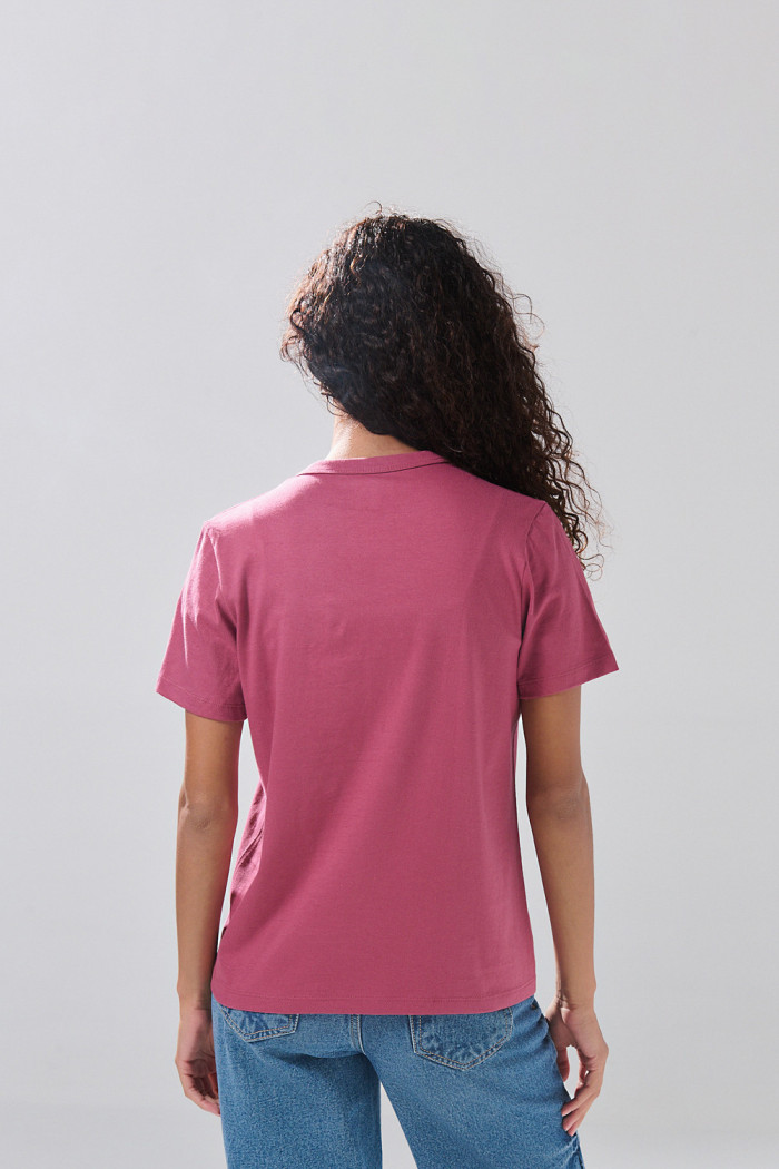 Camiseta manga corta rosada oscura con estampado college
