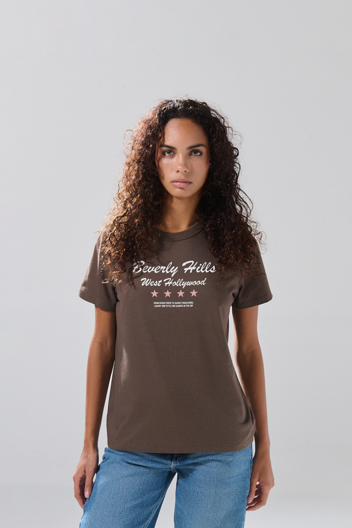 Camiseta en algodón café oscura college con manga corta
