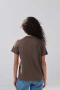Camiseta en algodón café oscura college con manga corta
