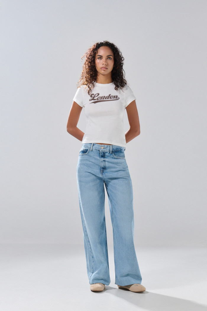 Camiseta acanalada crema manga corta con texto college
