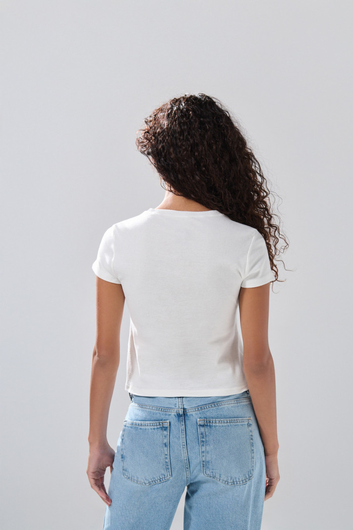 Camiseta acanalada crema manga corta con texto college
