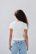 Camiseta acanalada crema manga corta con texto college
