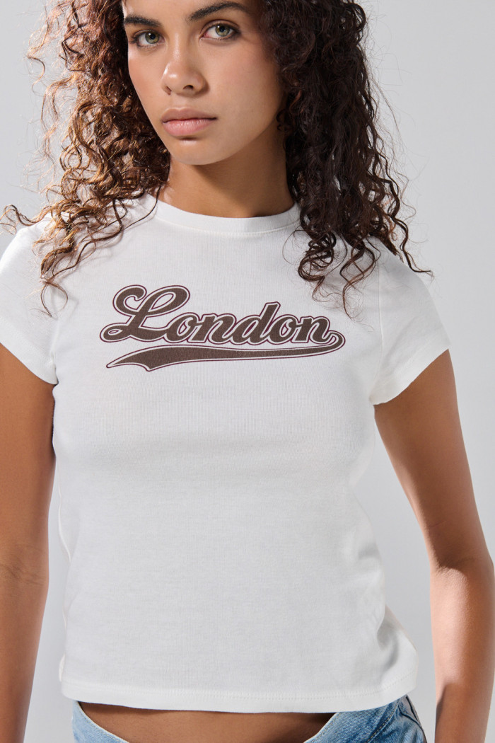 Camiseta acanalada crema manga corta con texto college
