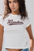 Camiseta acanalada crema manga corta con texto college
