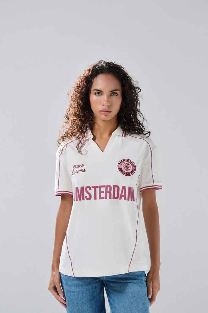 Camiseta oversize cuello polo crema con diseños college

