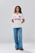 Camiseta oversize cuello polo crema con diseños college
