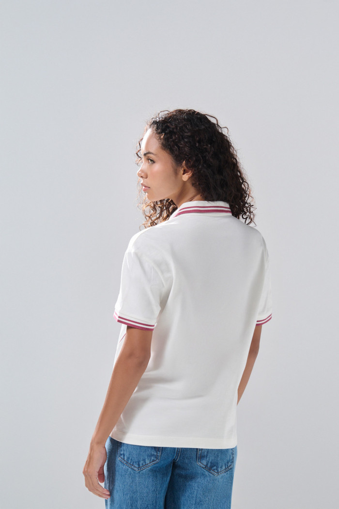 Camiseta oversize cuello polo crema con diseños college
