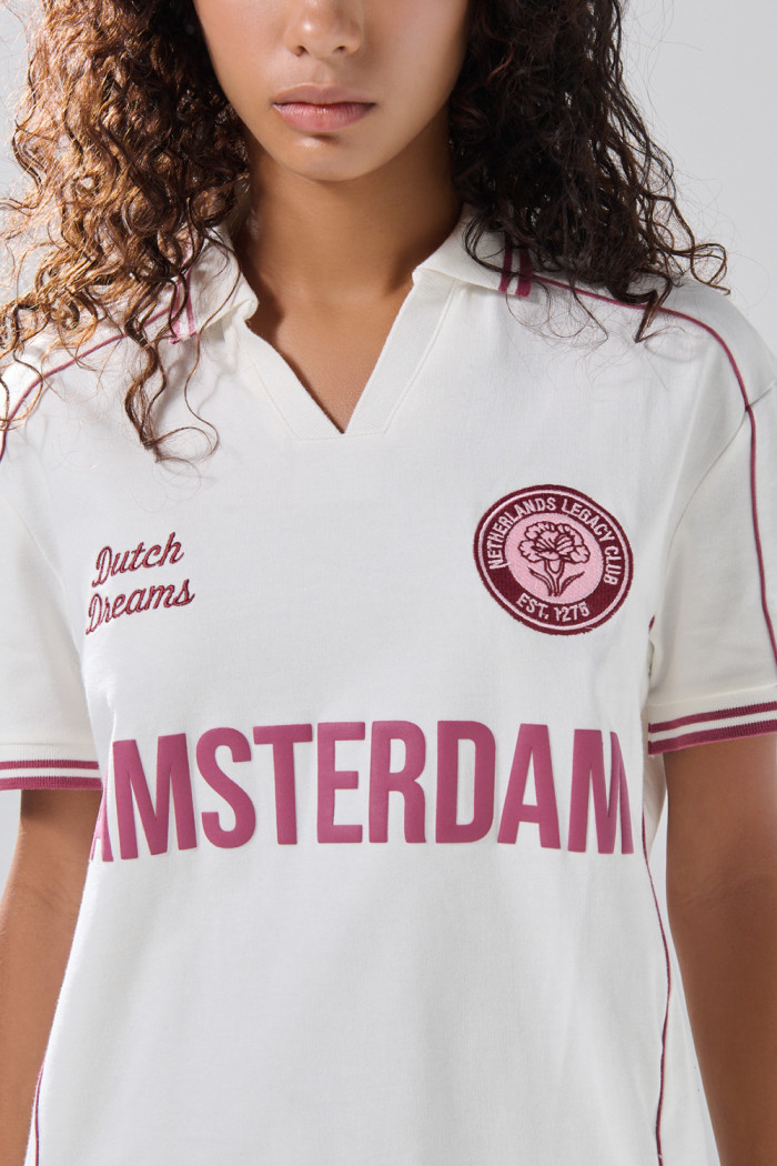 Camiseta oversize cuello polo crema con diseños college
