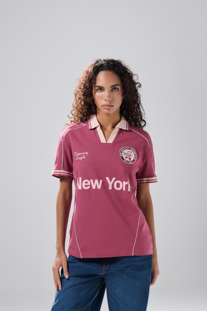 Camiseta cuello polo rosada con diseño college
