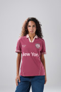 Camiseta cuello polo rosada con diseño college
