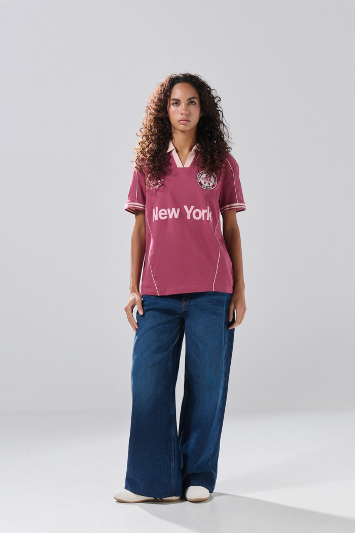Camiseta cuello polo rosada con diseño college
