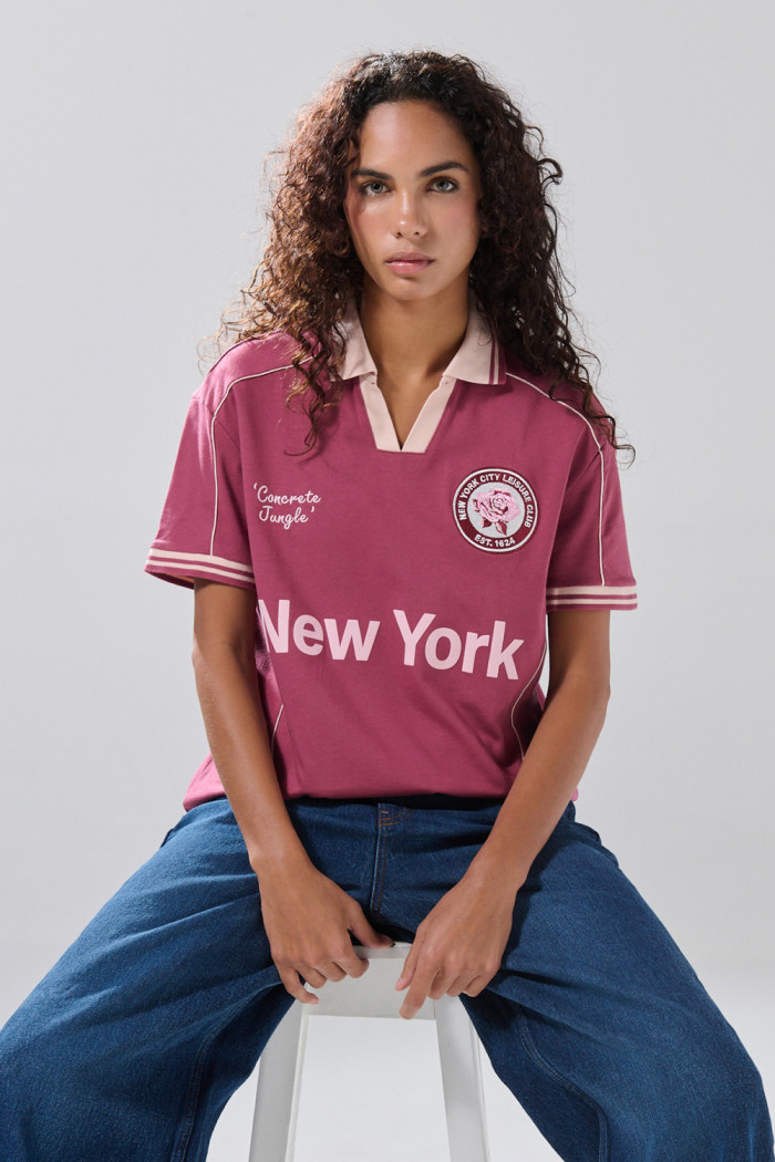 Camiseta cuello polo rosada con diseño college
