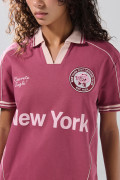 Camiseta cuello polo rosada con diseño college

