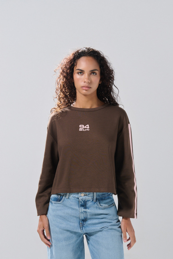 Buzo cuello redondo oversize café oscuro con artes college

