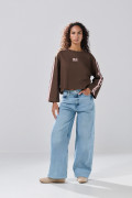 Buzo cuello redondo oversize café oscuro con artes college
