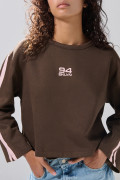 Buzo cuello redondo oversize café oscuro con artes college
