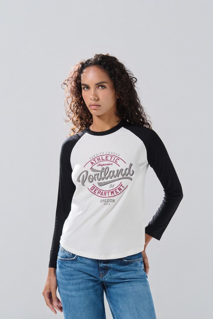 Camiseta crema con arte college y manga ranglan larga
