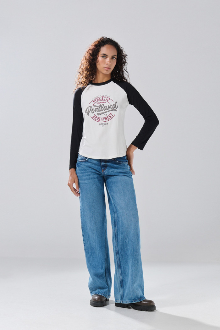 Camiseta crema con arte college y manga ranglan larga
