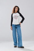 Camiseta crema con arte college y manga ranglan larga
