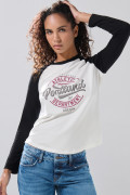 Camiseta crema con arte college y manga ranglan larga
