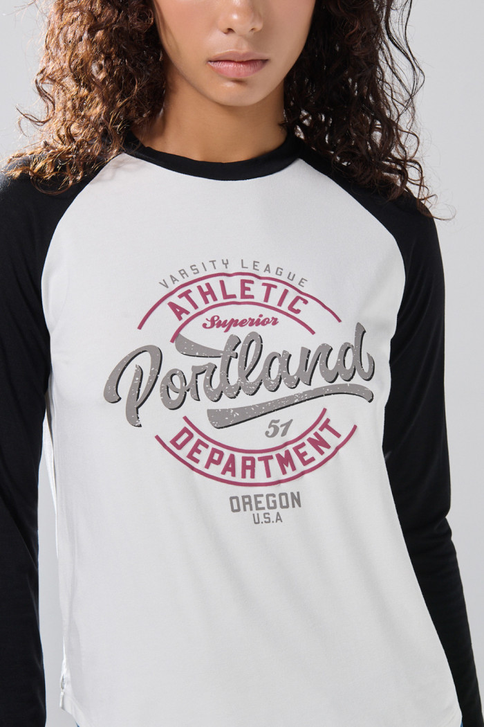 Camiseta crema con arte college y manga ranglan larga
