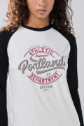 Camiseta crema con arte college y manga ranglan larga
