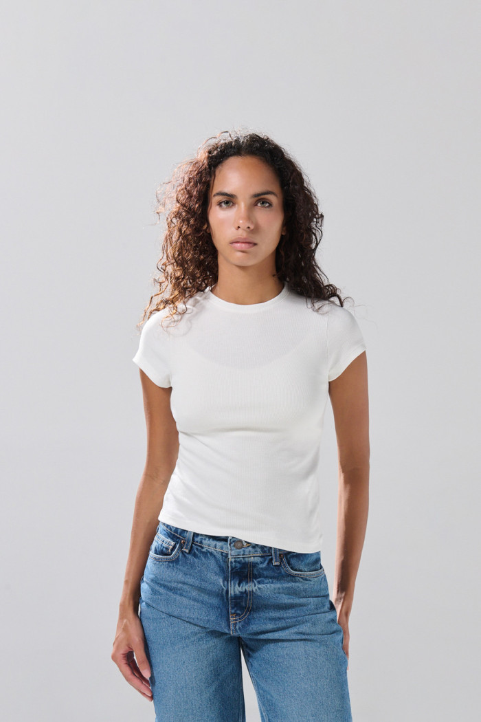 Camiseta infaltables unicolor acanalada con manga corta
