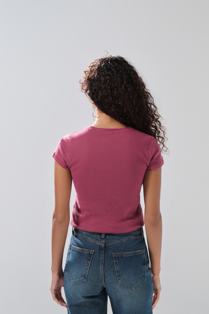 Camiseta rosada acanalada manga corta con texto college
