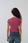 Camiseta rosada acanalada manga corta con texto college
