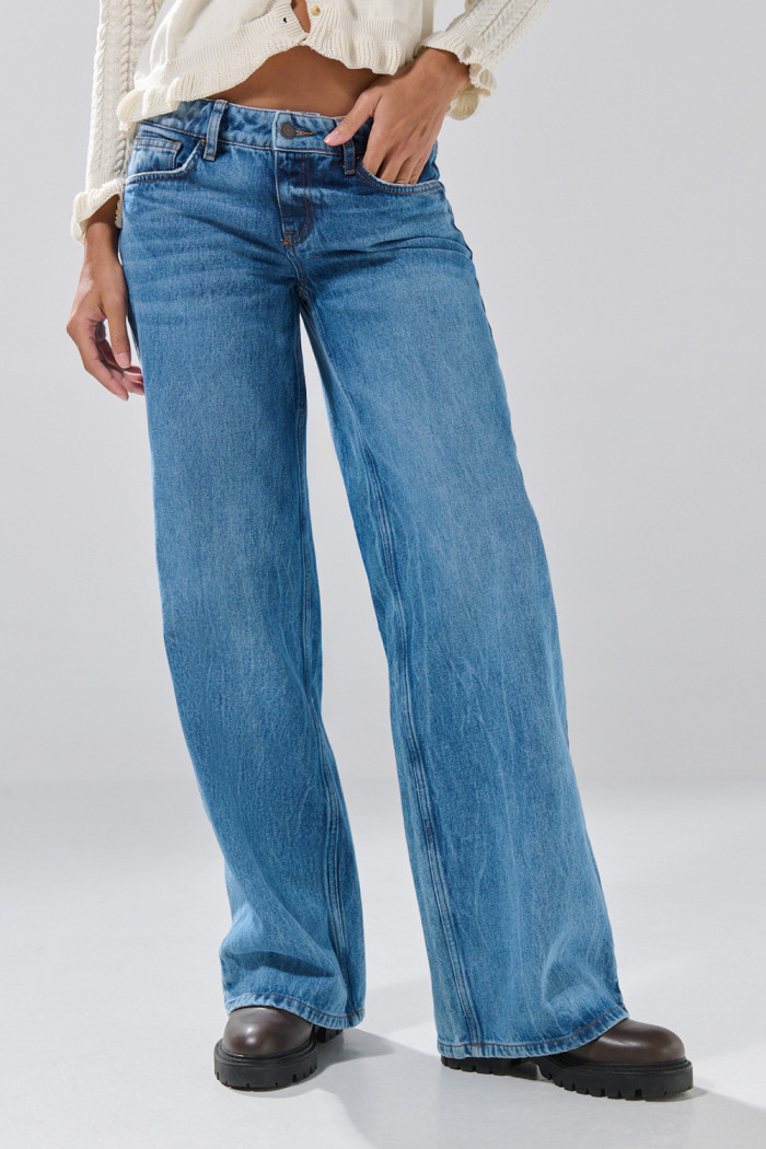 Jean infaltables tipo open leg azul medio con bota ancha
