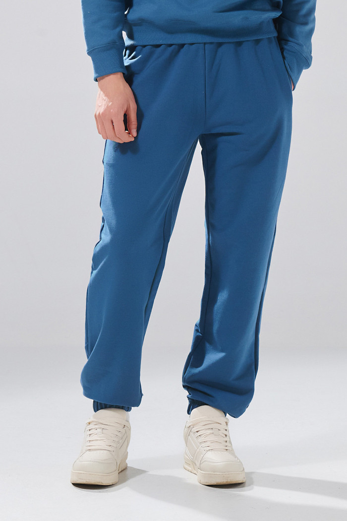 Pantalón unicolor jogger con bolsillos laterales y bota recta