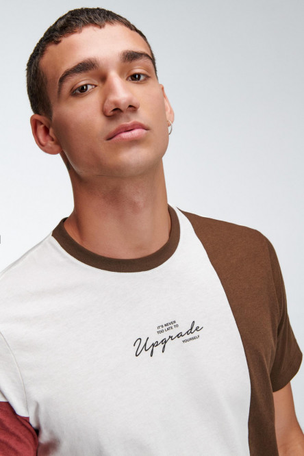 Camiseta cuello redondo estampada crema claro con bloques de color