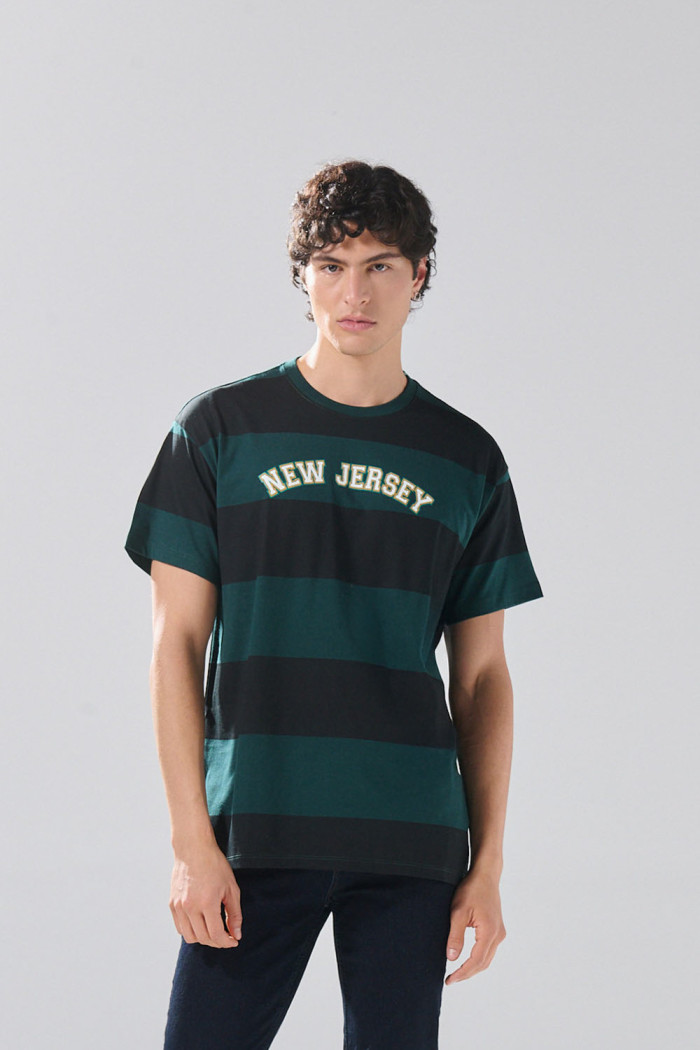 Camiseta verde oscura college a rayas con cuello redondo 
