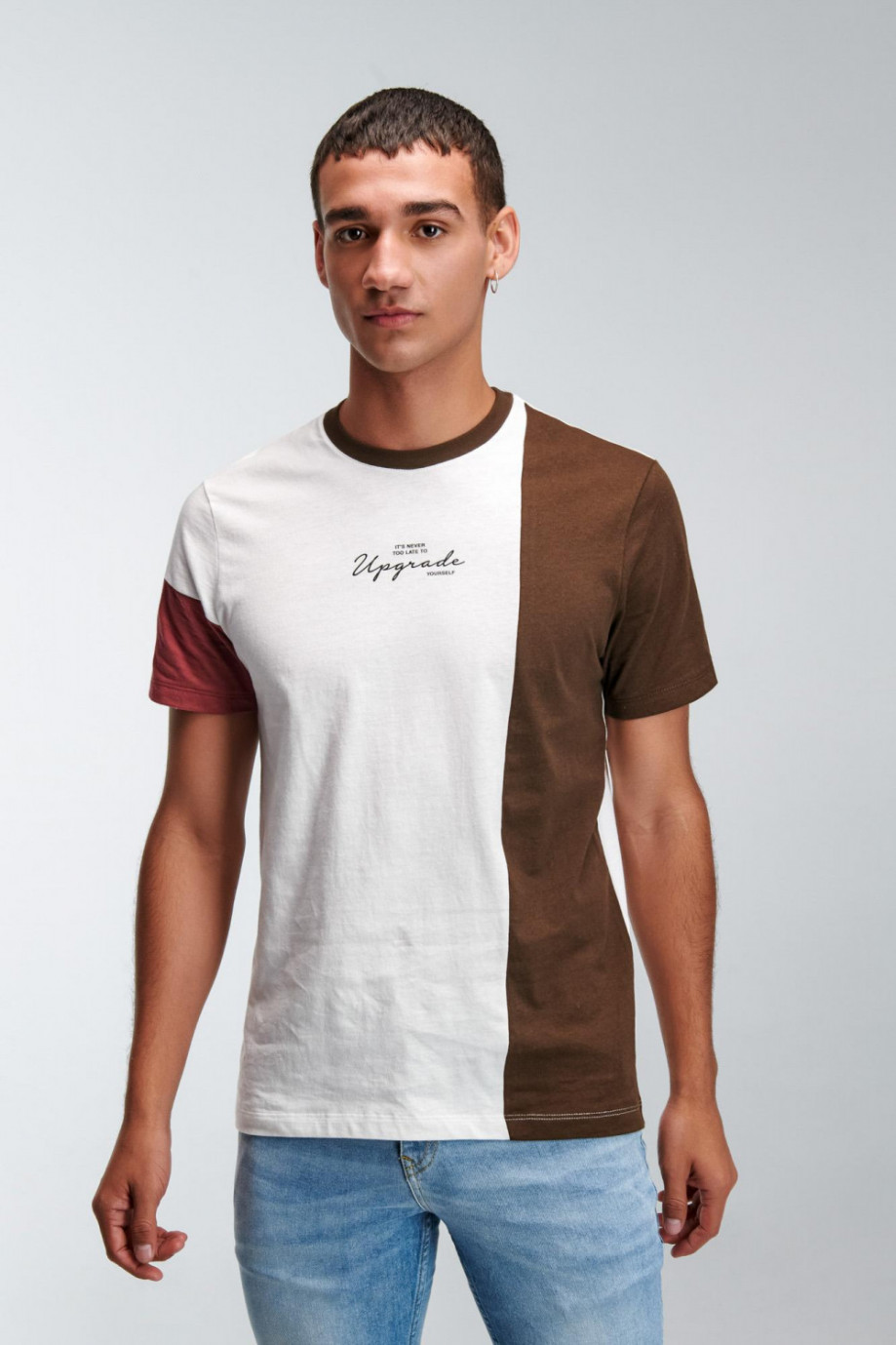 Camiseta manga corta con cortes superiores y  estampado.