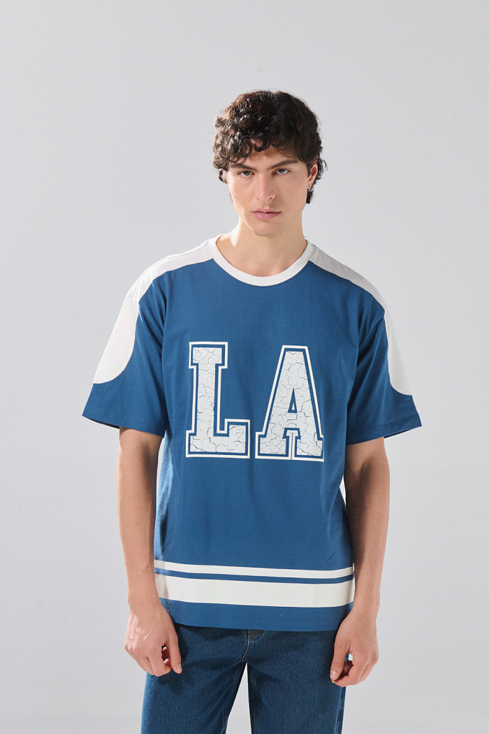Camiseta oversize azul manga corta college con cortes 
