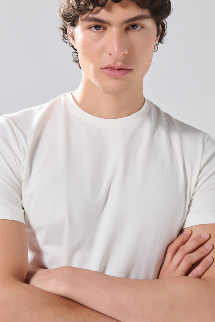 Camiseta en algodón infaltables unicolor con cuello redondo
