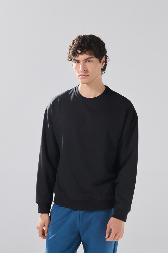 Buzo oversize cuello redondo unicolor en tela perchada
