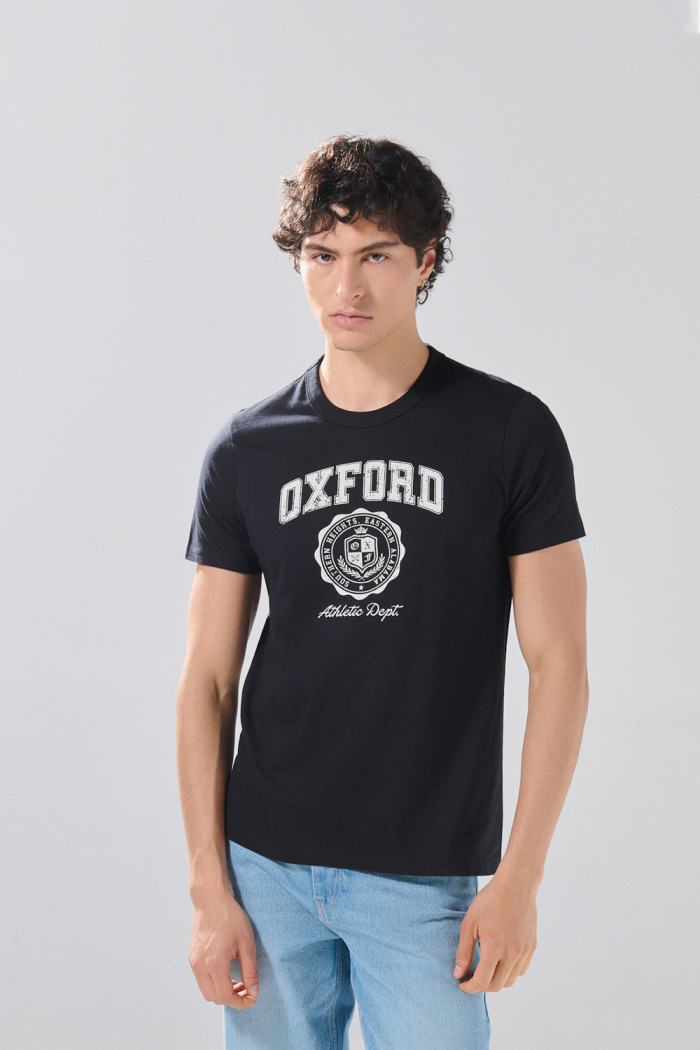 Camiseta negra cuello redondo con arte college delantero
