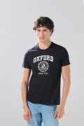 Camiseta negra cuello redondo con arte college delantero
