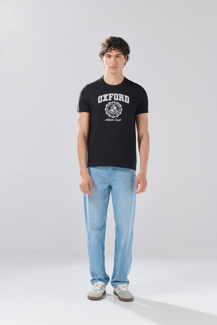 Camiseta negra cuello redondo con arte college delantero
