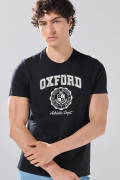 Camiseta negra cuello redondo con arte college delantero
