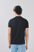 Camiseta negra cuello redondo con arte college delantero
