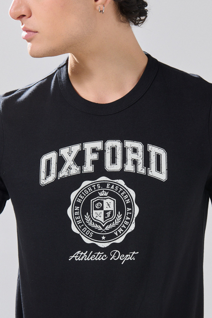 Camiseta negra cuello redondo con arte college delantero
