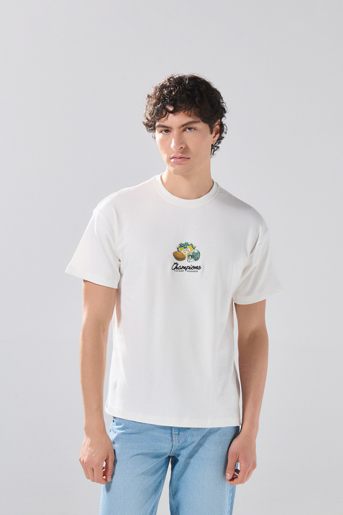 Camiseta cuello redondo crema con diseño college deportivo
